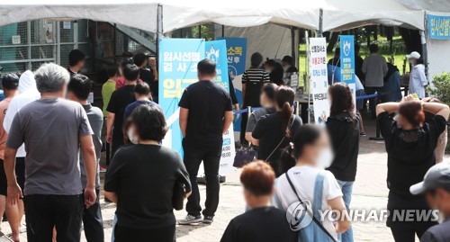 귀경길 휴게소에서 코로나19 검사받는 시민들