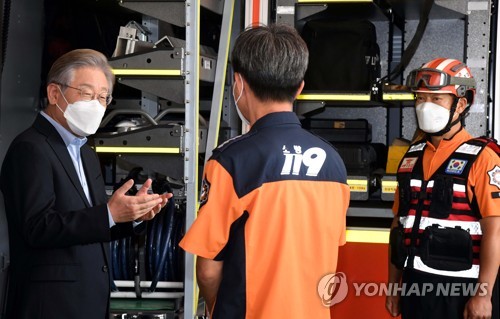 소방관 격려하는 이재명