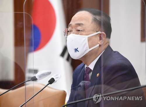 발언하는 홍남기 부총리