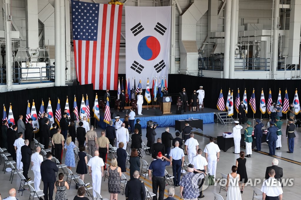 South Korean President Moon Jae-in attends a joint ceremony with the United States at Hickam Air Force Base in Hawaii on Sept. 22, 2021 to transfer the remains of Korean and American soldiers killed during the 1950-53 Korean War. (Yonhap)