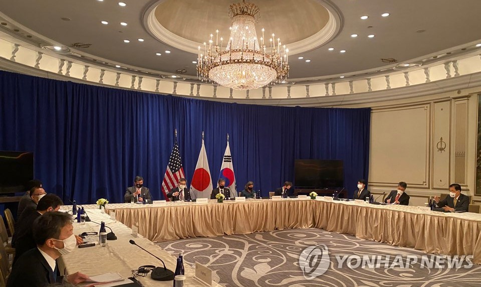 Top diplomats of S. Korea, U.S., Japan hold talks in New York Top diplomats of S. Korea, U.S., Japan hold talks in New York