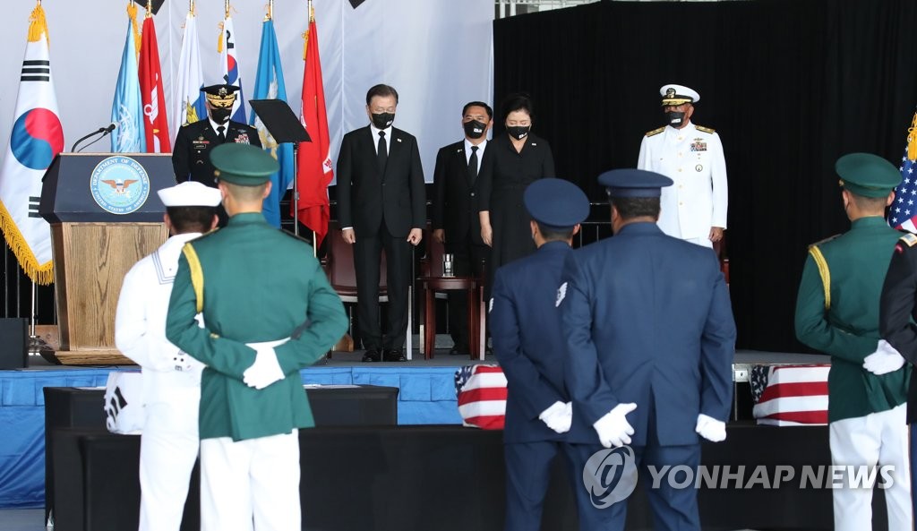Moon en la entrega de los restos de la Guerra de Corea Moon en la entrega de los restos de la Guerra de Corea