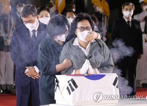 오열하는 유가족
