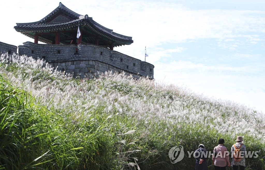 Otoño en la fortaleza de Hwaseong Otoño en la fortaleza de Hwaseong