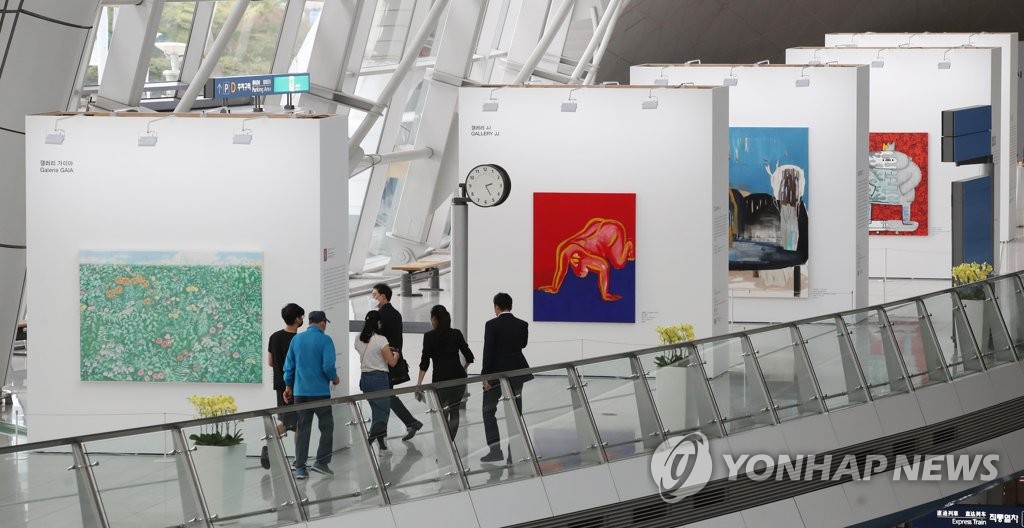 Exhibición de arte en el aeropuerto Exhibición de arte en el aeropuerto