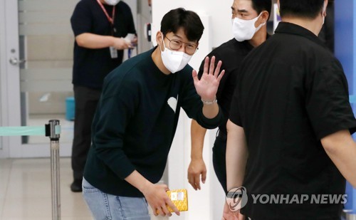 팬들 향해 손 흔드는 손흥민