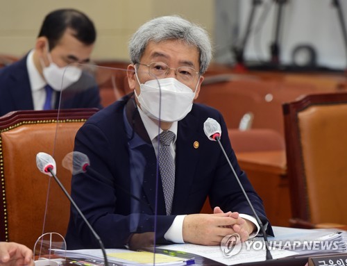 답변하는 고승범 금융위원장