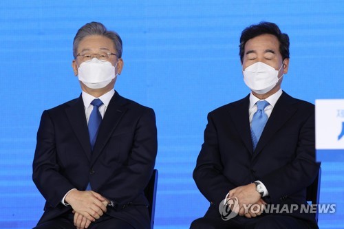 경선 결과 발표 듣는 이재명과 이낙연
