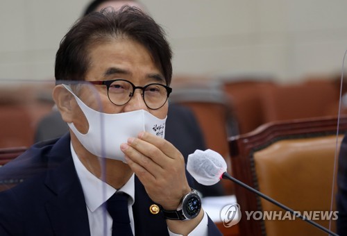 답변하는 윤종인 개인정보보호위원장