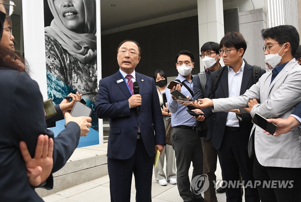미 국제통화기금 앞 인터뷰하는 홍남기 부총리