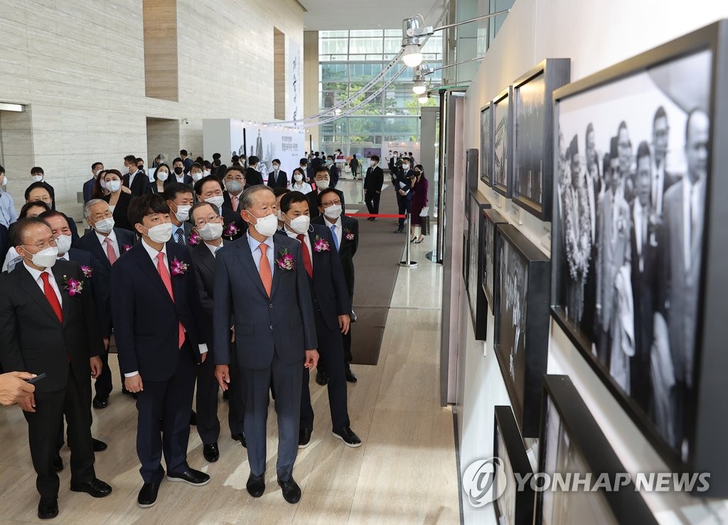 Photo exhibition on 60th anniv. of business lobby body Photo exhibition on 60th anniv. of business lobby body
