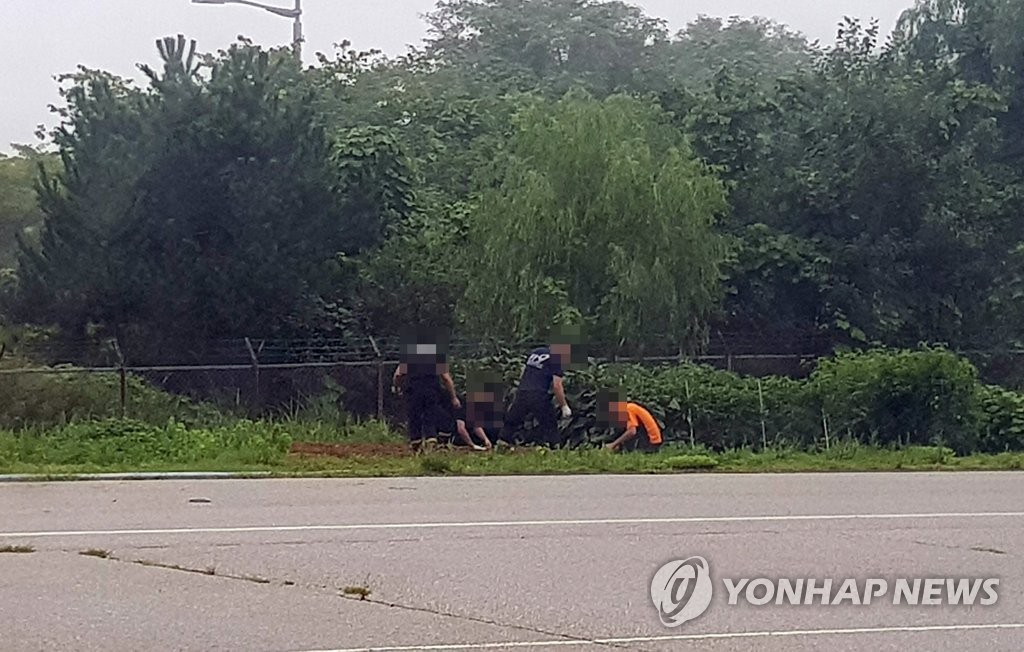 간부 지시로 텃밭 가꾸기에 동원된 소방관들