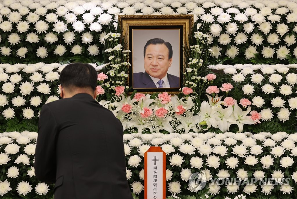 A mourner lays a flower on an altar for late former Prime Minister Lee Wan-koo at Seoul St. Mary's Hospital, Catholic University of Korea, in Seoul on Oct. 14, 2021. He died on the day at 71 after battling blood cancer.(Yonhap)