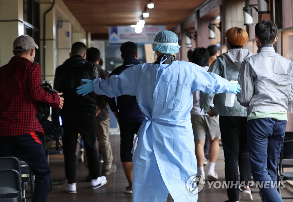 This photo, taken on Oct. 15, 2021, shows people waiting to take COVID-19 tests at a testing site in southern Seoul. (Yonhap)