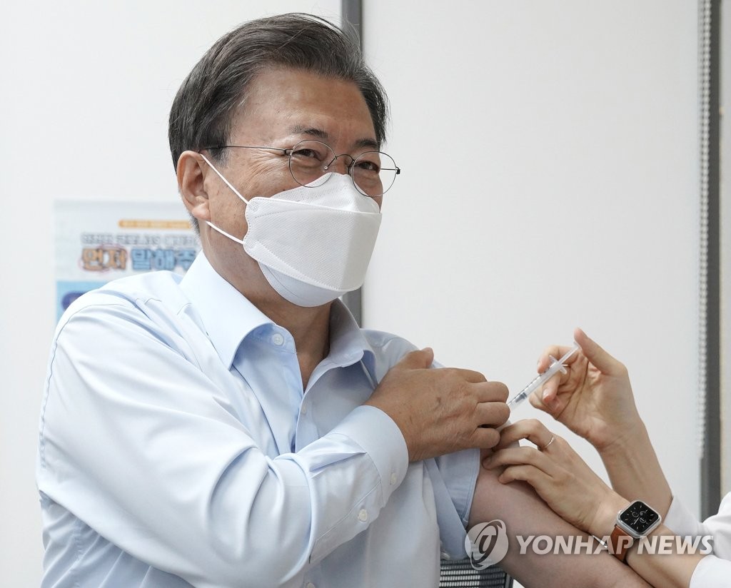 문재인 대통령이 10월 15일 서울 국립중앙의료원 코로나19 중앙예방접종센터에서 코로나19 백신 추가 접종을 받고 있다.[연합뉴스 자료사진]