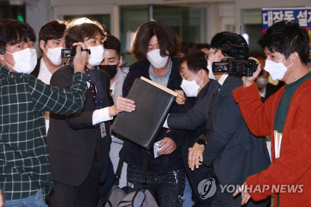 공항에서 체포된 '대장동 키맨' 남욱