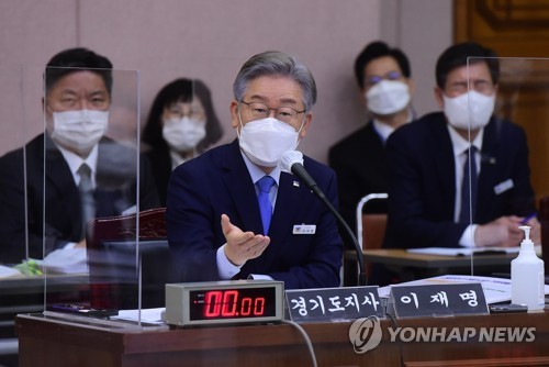 답변하는 이재명 경기도지사