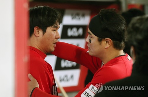400홈런 이뤄낸 최정 끌어안는 추신수