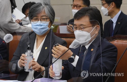 손세정제 바르는 권덕철 보건복지부 장관과 정은경 질병관리청장