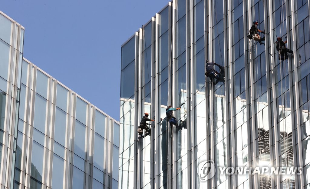 익어가는 가을, 빌딩 청소하는 작업자들