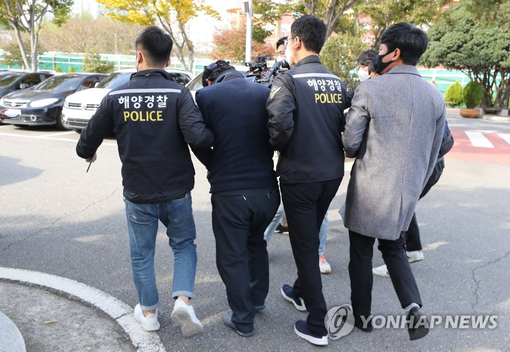 법원 나서는 요트업체 대표