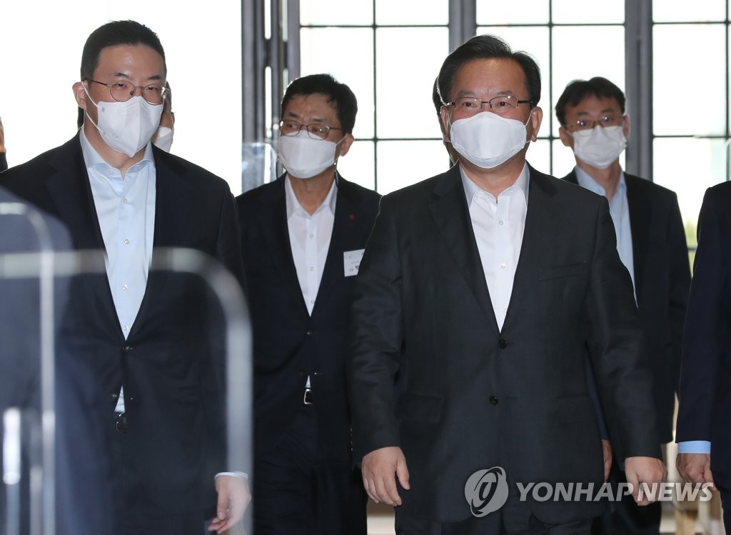 Prime Minister Kim Boo-kyum (R) and LG Group Chairman Koo Kwang-mo (L) attend the Youth Hope ON event at LG Science Park in Seoul on Oct. 21, 2021. (Yonhap)