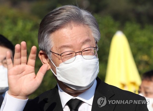 이재명 더불어민주당 대선후보, 손 인사
