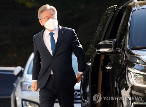 출근하는 이재명 경기지사