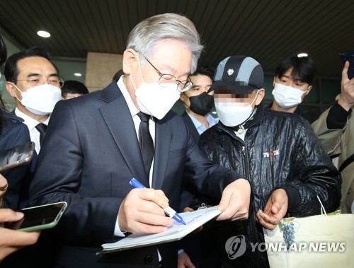 시민에게 사인해 주는 이재명 대선 후보