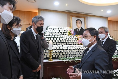조문 마친 유영민 대통령 비서실장