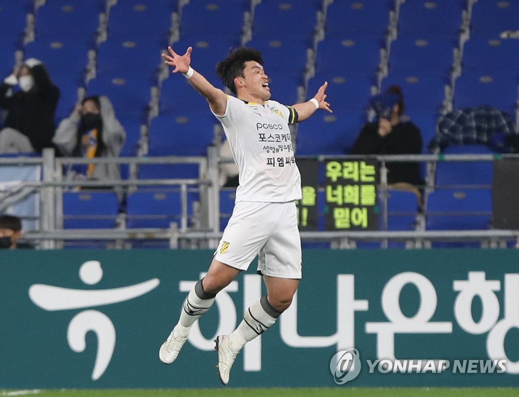 Lee Jong-ho of Jeonnam Dragons celebrates his goal against Ulsan Hyundai FC in the semifinals of the FA Cup football tournament at Munsu Football Stadium in Ulsan, some 415 kilometers southeast of Seoul, on Oct. 27, 2021. (Yonhap)