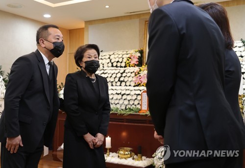 조문하는 이순자 여사