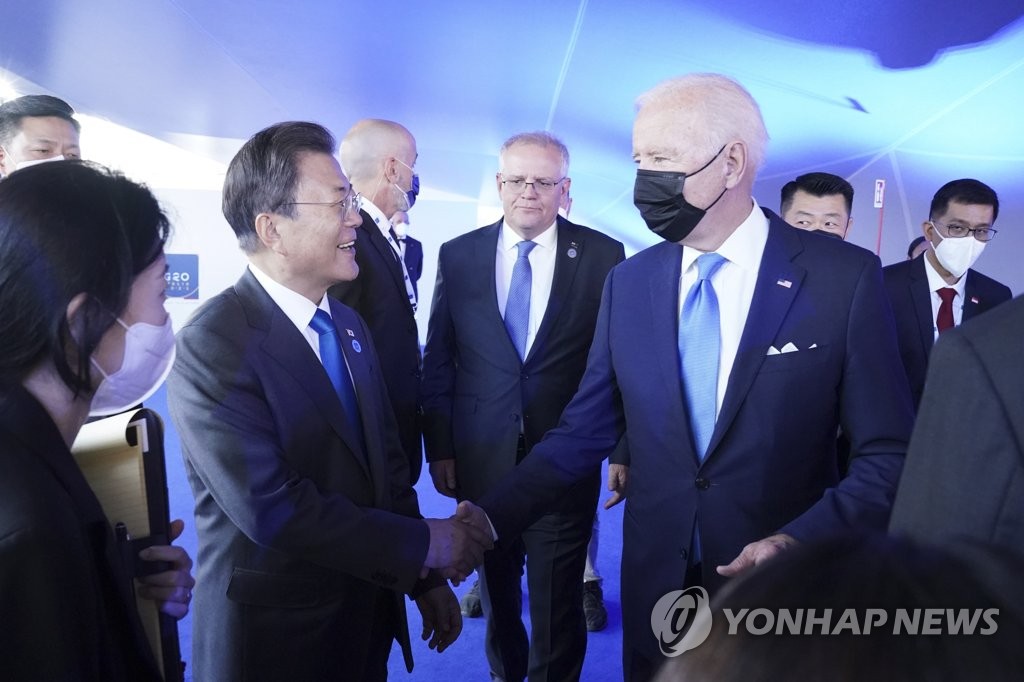 This file photo, taken Oct. 30, 2021, shows President Moon Jae-in (L) talking with U.S. President Joe Biden on the sidelines of the G-20 summit in Rome. (Yonhap)