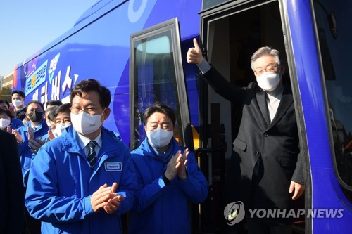 매타버스 출발 국민보고회에서 인사하는 이재명 후보