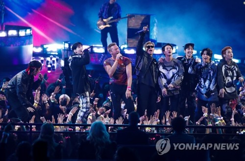 AMA 시상식 무대서 콜드플레이와 공연하는 BTS