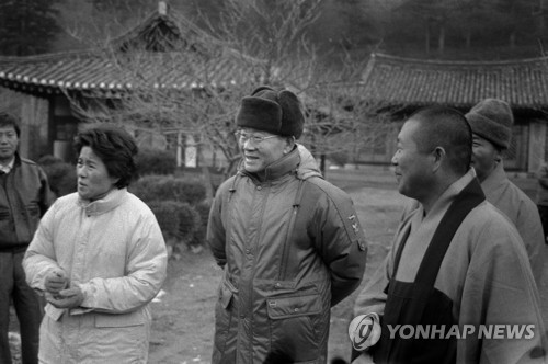 백담사 둘러보는 전두환 전 대통령