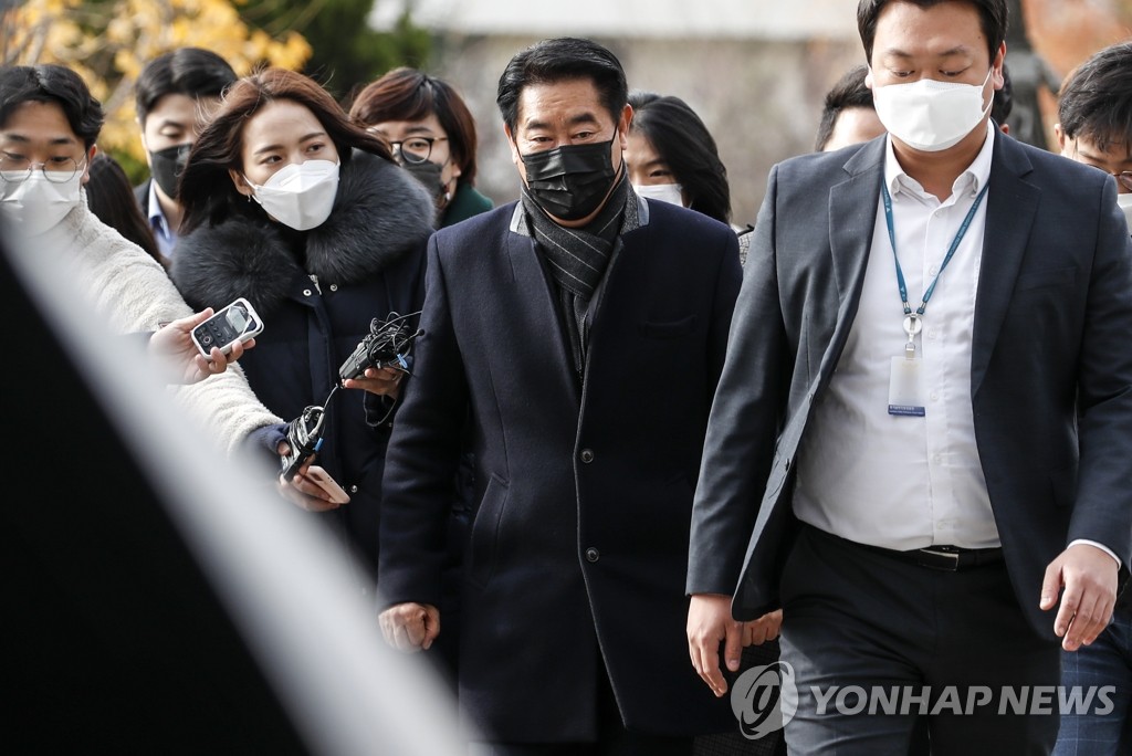 '로비 의혹' 최윤길 전 성남시의회 의장 경찰 출석
