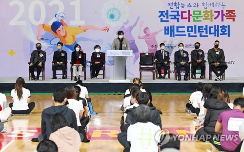연합뉴스 전국다문화가족 배드민턴대회, 대회사 하는 성기홍 사장