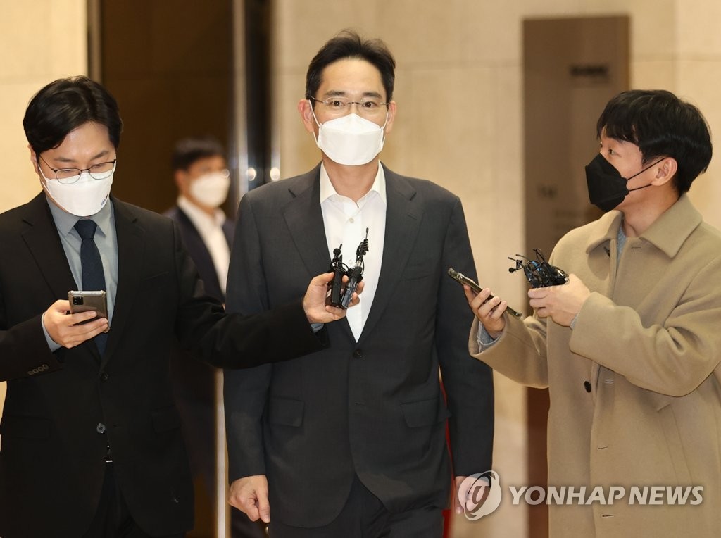 Samsung Electronics Co. Vice Chairman Lee Jae-yong (C) speaks to reporters at Incheon International Airport, west of Seoul, on Dec. 6, 2021, as he embarks on a trip to the United Arab Emirates and Saudi Arabia. (Yonhap)