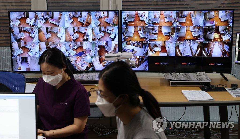 Medical workers monitor intensive care units at Misodle Hospital in Guro, southwestern Seoul, on Dec. 13, 2021, amid worries over the spread of the omicron variant. (Yonhap)