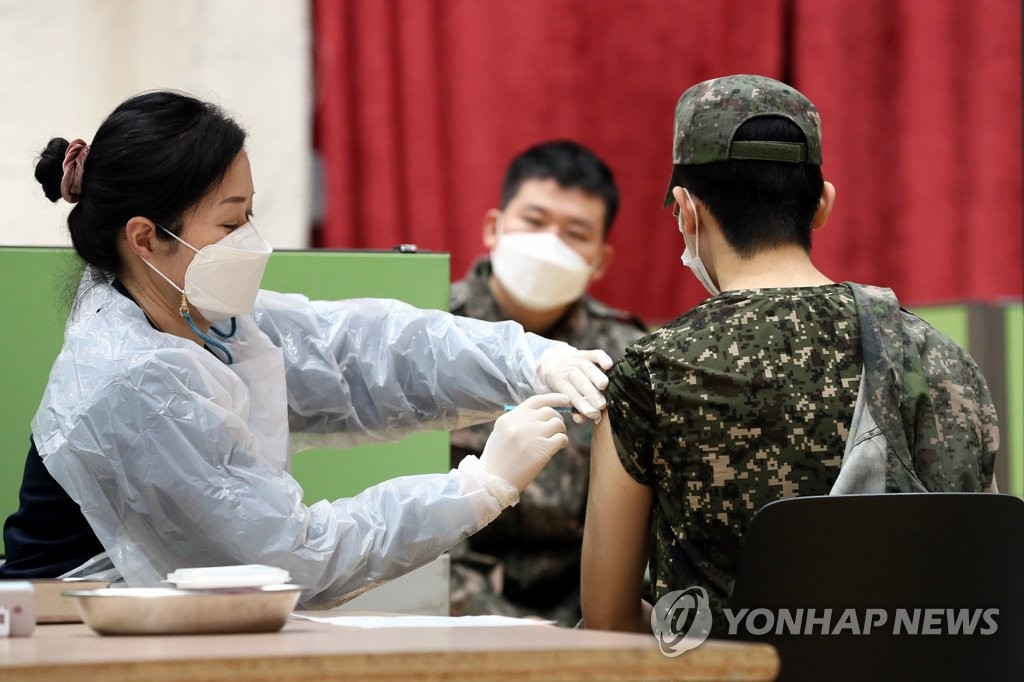 Soldiers get booster shots at an inoculation center in Yongin, 49 kilometers south of Seoul, in this file photo released by the Ministry of National Defense on Dec. 13, 2021. (PHOTO NOT FOR SALE) (Yonhap)