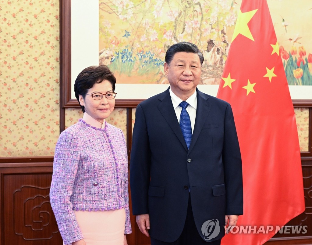 홍콩 행정장관 만나는 시진핑 중국 주석