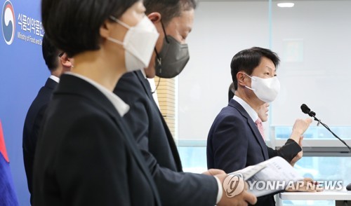 '팍스로비드' 긴급사용 승인, 질문에 답변하는 김강립 처장
