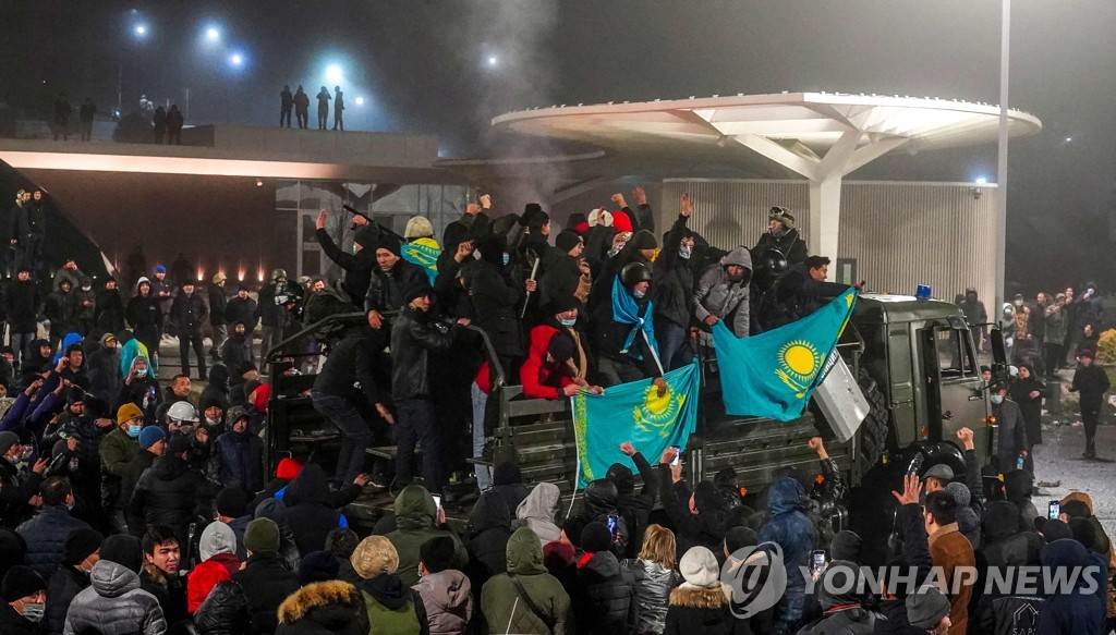 '연료가 폭등 항의시위' 카자흐스탄, 비상사태 선포·내각 총사퇴