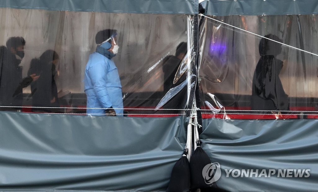 Citizens wait to receive COVID-19 tests at a makeshift clinic in central Seoul on Jan. 7, 2022. (Yonhap)