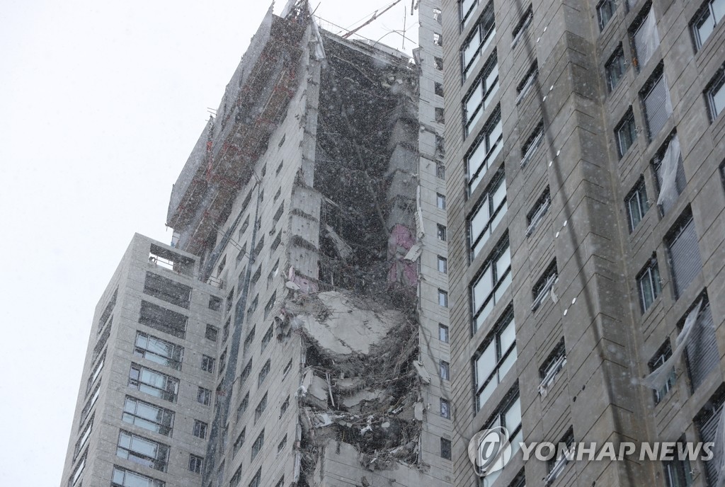 The exterior wall of an apartment under construction at a site in Gwangju, 330 kilometers south of Seoul, is seen collapsed on Jan. 11, 2022. (Yonhap)
