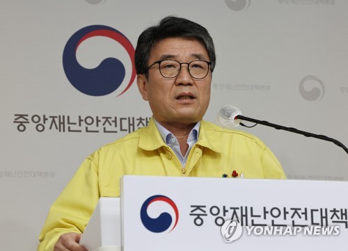 '팍스로비드' 치료제 투약 대상 등 설명하는 류근혁 2차관
