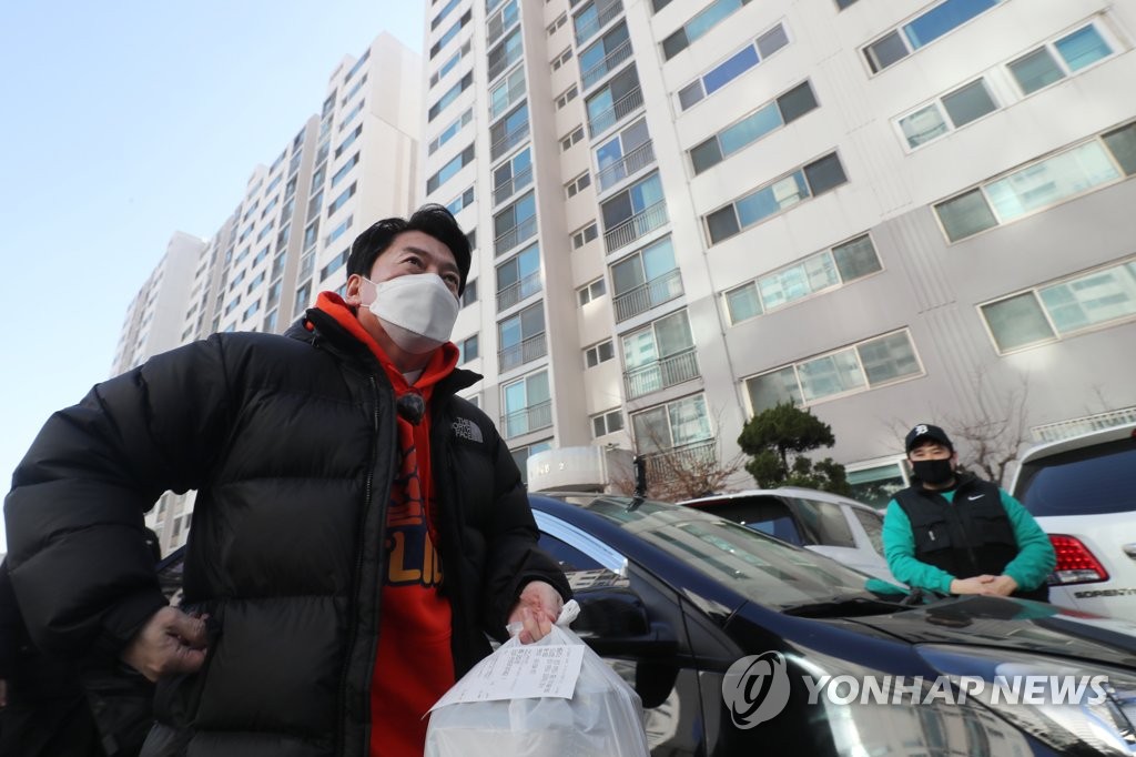 음식 배달 체험하는 안철수 후보