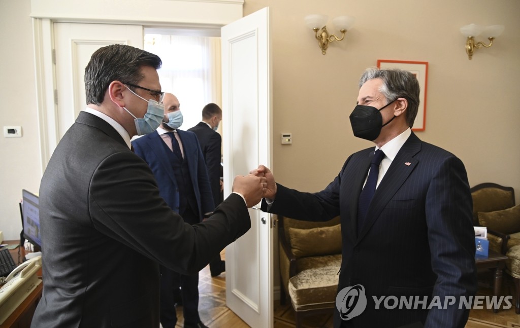 러시아의 군사적 위협 대응 논의하는 미·우크라 외교 수장