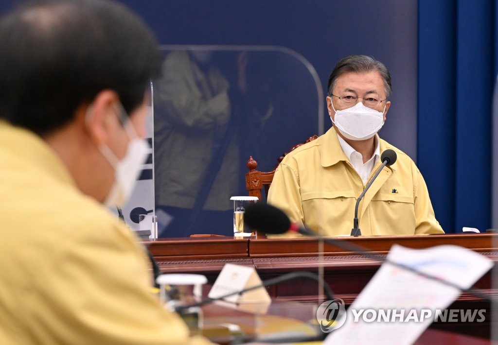President Moon Jae-in is briefed at a COVID-19 response meeting on Jan. 26, 2022, in this photo provided by Cheong Wa Dae. (PHOTO NOT FOR SALE) (Yonhap)